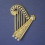 Broche de arpa con perlas blancas, 65×53 mm ±, metal dorado