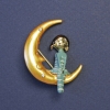 Broche «Chica romántica en la luna» 40×32 mm ± esmalte azul y metal dorado