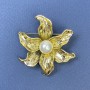 Broche-colgante 'Flor con perla' de metal dorado