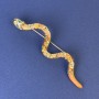 Broche Serpiente, esmalte marrón, strass, metal dorado, 82×23 mm+