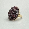 Anillo con grano de granate en montura lisa 30x26 mm ±, metal dorado, sin talla