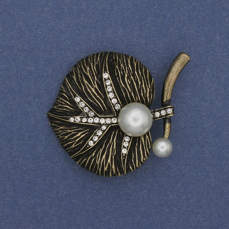Broche hoja con perlas y strass, color bronce, 37x42 mm+