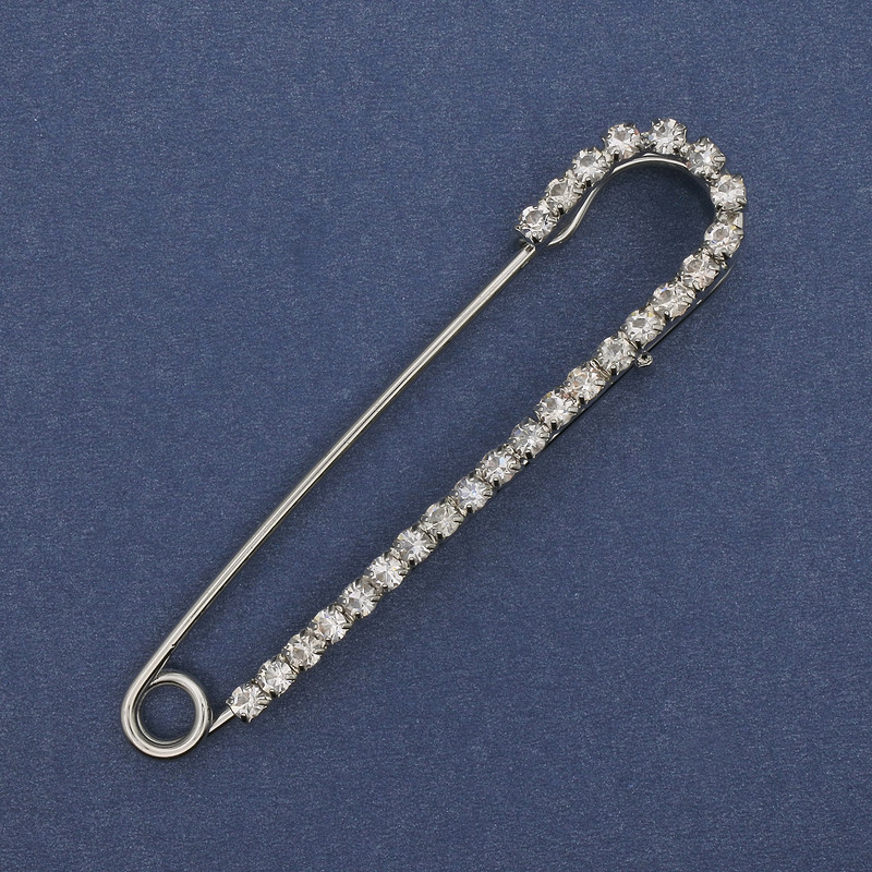 Broche-alfiler con cristales blancos plateado 72×16 mm