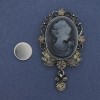 Broche magnético Camafeo Dama con strass en metal plateado 55×32 mm +
