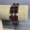 Pulsera con cristales rojos en forma de cuadrados, longitud 18-23 cm, color del metal "plata"