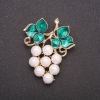 Broche con perlas «Mallorca» «racimo de uvas» color del metal amarillo 50x40 mm