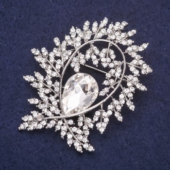Broche 'Rama helada' con strass blancos, 57x47 mm, metal plateado