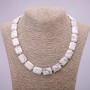 Collar de howlita natural rectangular, dimensiones 13×18 mm, longitud 48 cm