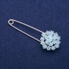 Broche-alfiler Hortensia azul claro con cristales, 29×78 mm, metal plateado