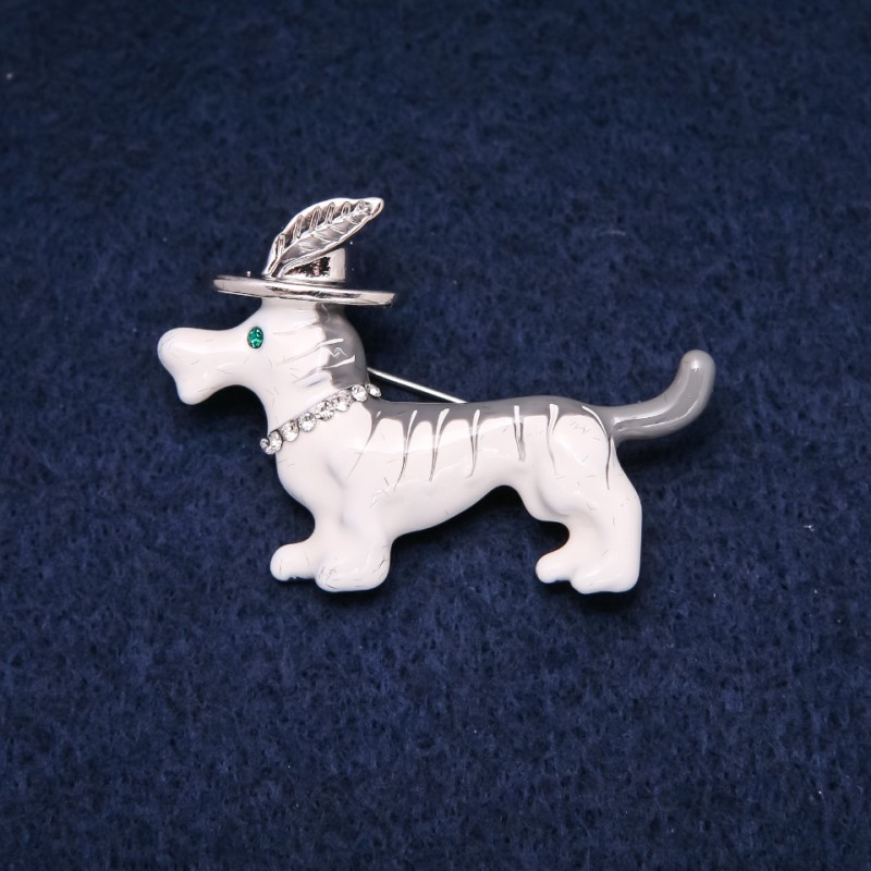 Broche de Teckel con sombrero, metal plateado, 33×47 mm +