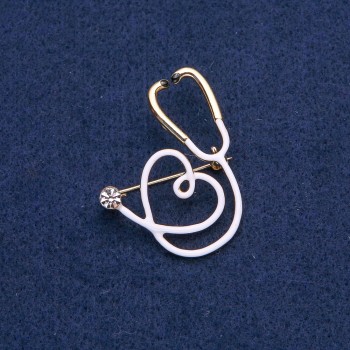 Broche blanco de estetoscopio con corazón, piedra blanca, metal dorado 43×33 mm