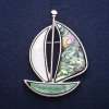 Broche-colgante «Barquito» con halita y nácar 62×45 mm