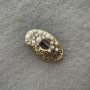 Broche 'Acento' con perlas blancas, metal dorado 40×25 mm +
