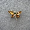 Broche mariposa con cristales amarillos y blancos, metal dorado 20×28 mm+