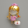 Broche-colgante «Enfermera» con ojo de gato blanco, esmalte morado y blanco, metal dorado 23×36 mm